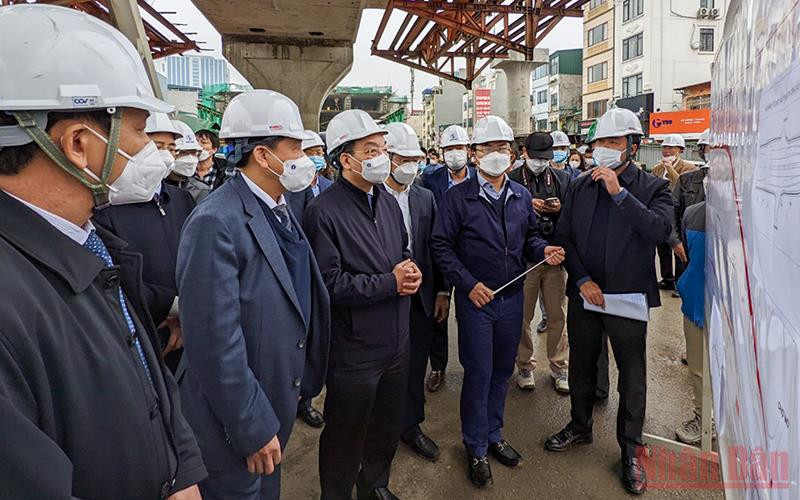 Chủ tịch UBND thành phố Hà Nội Chu Ngọc Anh kiểm tra 2 công trình giao thông trọng điểm của thành phố. (Ảnh: Duy Linh)