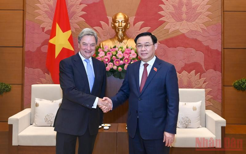 Chủ tịch Quốc hội Vương Đình Huệ và ông Michael Arthur, Phó Chủ tịch Cấp cao Tập đoàn Boeing kiêm Chủ tịch phụ trách Boeing toàn cầu tại buổi tiếp. (Ảnh Duy Linh)