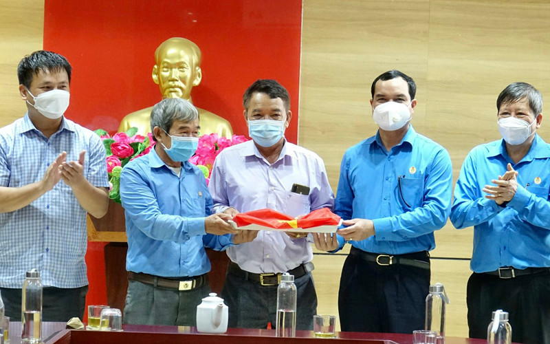 Lãnh đạo Tổng Liên đoàn Lao động Việt Nam và tỉnh Quảng Ngãi trao cờ Tổ quốc cho đại diện ngư dân Lý Sơn.