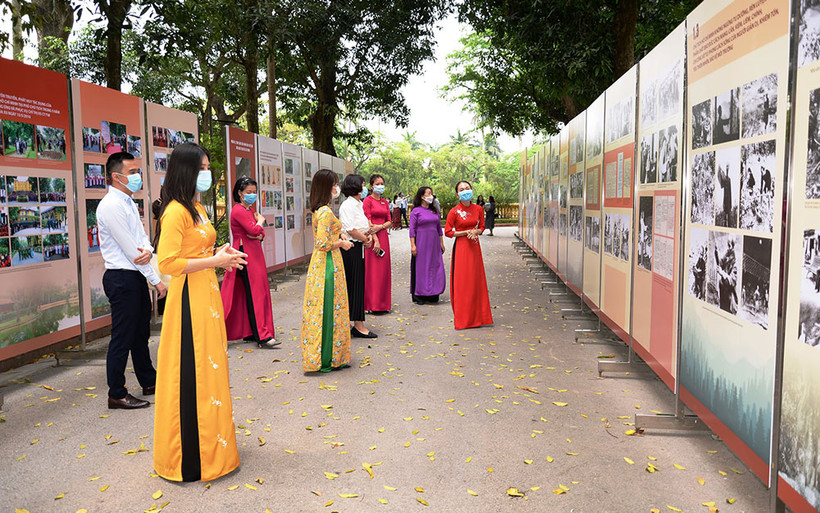 Triển lãm nhân kỷ niệm 131 năm Ngày sinh Chủ tịch Hồ Chí Minh