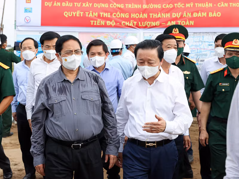 Thủ tướng Phạm Minh Chính tới kiểm tra, nắm tình hình, xử lý các khó khăn, vướng mắc tại dự án cao tốc Mỹ Thuận-Cần Thơ và dự án cầu Mỹ Thuận 2. Ảnh: VGP/Nhật Bắc