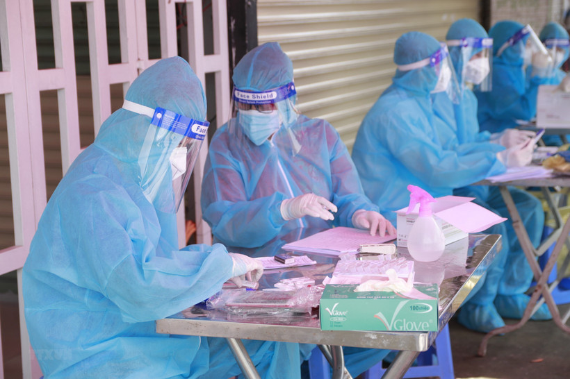 Truy tìm F0 tại 11 phường thực hiện 'khóa chặt' ở Bình Dương