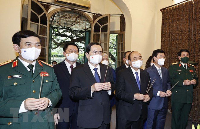 Chủ tịch nước Nguyễn Xuân Phúc dâng hương tưởng nhớ Đại tướng Võ Nguyên Giáp. (Ảnh: TTXVN)