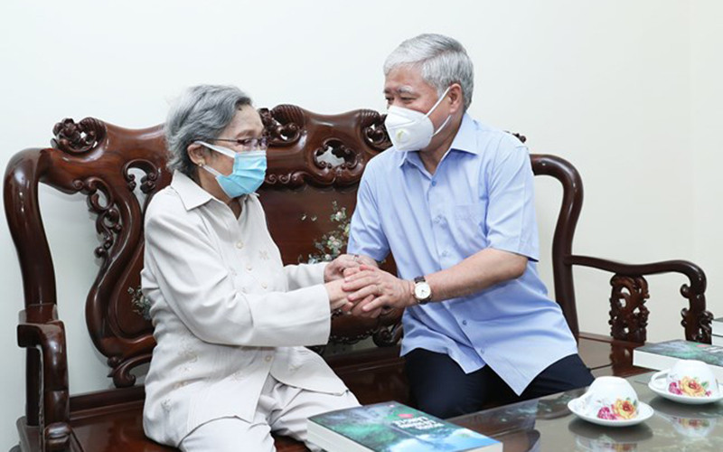 Đồng chí Đỗ Văn Chiến thăm hỏi sức khỏe gia đình đồng chí Lê Quang Đạo.