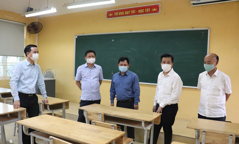 Đoàn công tác của Thành ủy Hà Nội kiểm tra công tác phòng, chống Covid-19 và chuẩn bị thi tuyển sinh vào lớp 10 tại trường THPT Cổ Loa, huyện Đông Anh, sáng 8-6.