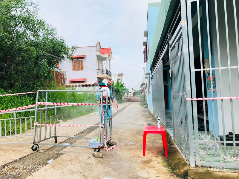 Phun khử khuẩn tại phường Trảng Dài, thành phố Biên Hòa, nơi dịch bệnh đang rất phức tạp.
