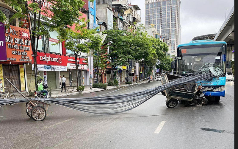 Chiếc xe tự chế chở sắt đã đâm thủng kính xe bus sáng 8/5.