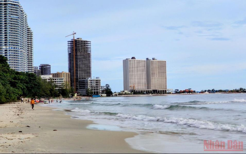 Bãi biển Independence tại TP cảng Sihanouk của Campuchia vắng khách trong dịp lễ Pchum Ben năm nay. (Ảnh: NGUYỄN HIỆP)