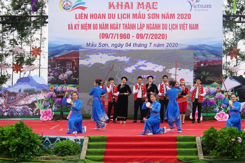 Biểu diễn nghệ thuật chào mừng Liên hoan du lịch Mẫu Sơn 2020.
