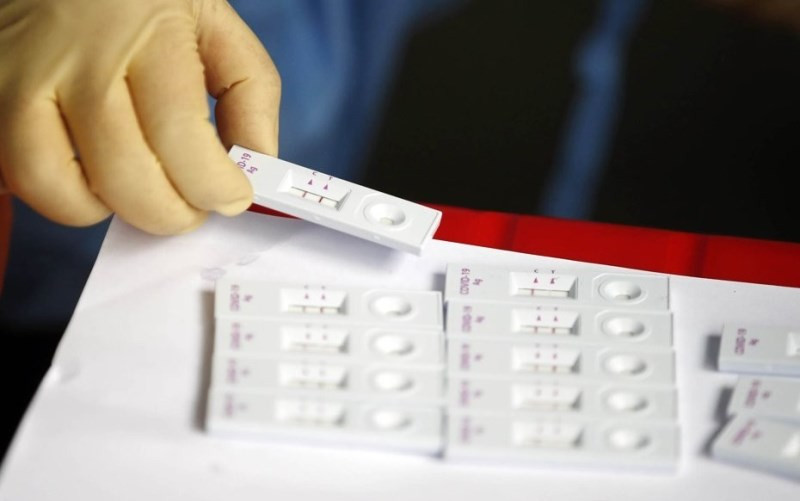 Nhân viên y tế kiểm tra kết quả xét nghiệm nhanh kháng nguyên Covid-19 tại 1 điểm xét nghiệm tạm thời ở thành phố Gwangju, tây nam Hàn Quốc, ngày 25/3/2022. (Ảnh: Yonhap)