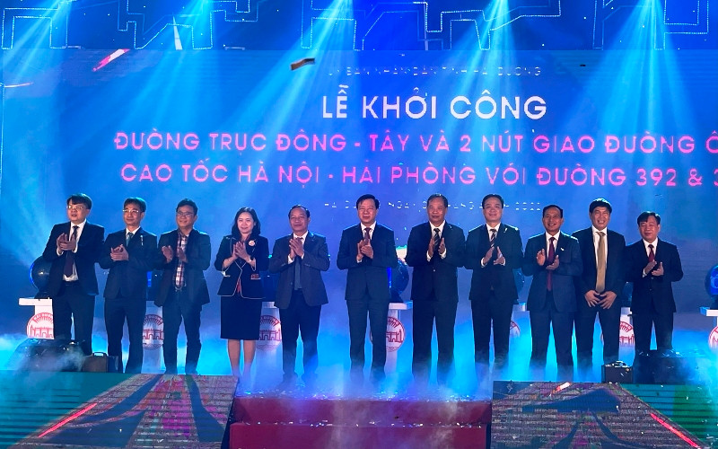 Các đại biểu tại lễ khởi công dự án.