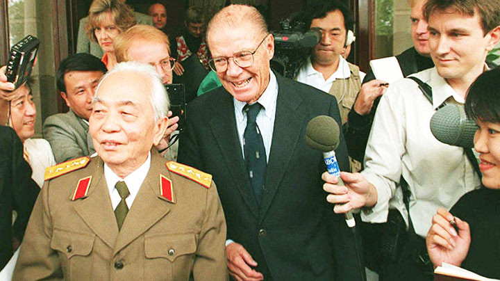 Cuộc gặp giữa Đại tướng Võ Nguyên Giáp với cựu Bộ trưởng Quốc phòng Mỹ McNamara. Ảnh: NEW YORK TIMES