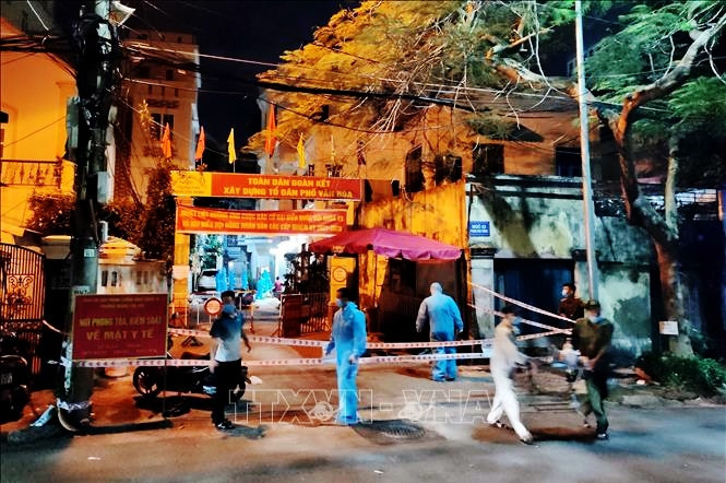 Lực lượng chức năng kiểm tra người ra vào địa bàn tại chốt kiểm soát dịch bệnh Covid-19. (Ảnh: TTXVN)