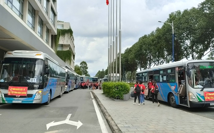 Đoàn công tác Đại học Y Hà Nội và Bệnh viện Đại học Y Hà Nội đến Bình Dương hỗ trợ phòng, chống dịch Covid-19.