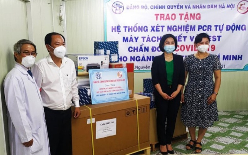 Giám đốc Sở Y tế Hà Nội Trần Thị Nhị Hà trao tặng ngành Y tế TP Hồ Chí Minh hệ thống xét nghiệm PCR tự động, máy tách chiết và test chẩn đoán Covid-19. 