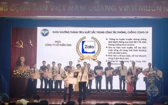 Thứ trưởng Phan Tâm trao bằng khen của Bộ trưởng Bộ Thông tin và Truyền thông cho Zalo.