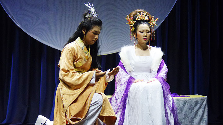 Chí Cường vai hoàng tử Doãn Bá Thi, Ngọc Phú vai hoàng hậu Khiết Châu. Ảnh: H.K