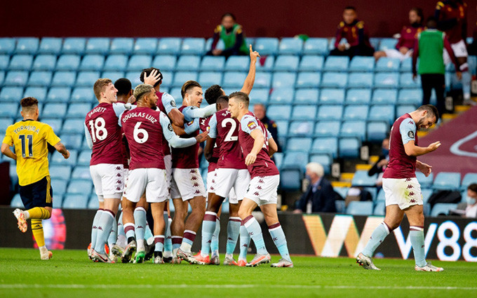 Các cầu thủ Aston Villa mừng trận thắng Arsenal.