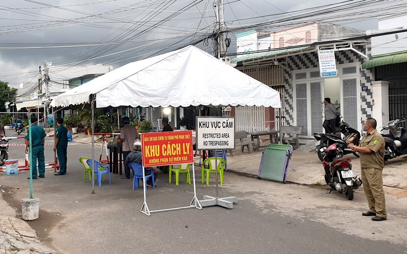 Khu dân cư thực hiện phong tỏa trên đường Nguyễn Xí, khu phố 3, phường Phú Tài, TP Phan Thiết (Bình Thuận) có 34 hộ với 124 nhân khẩu.