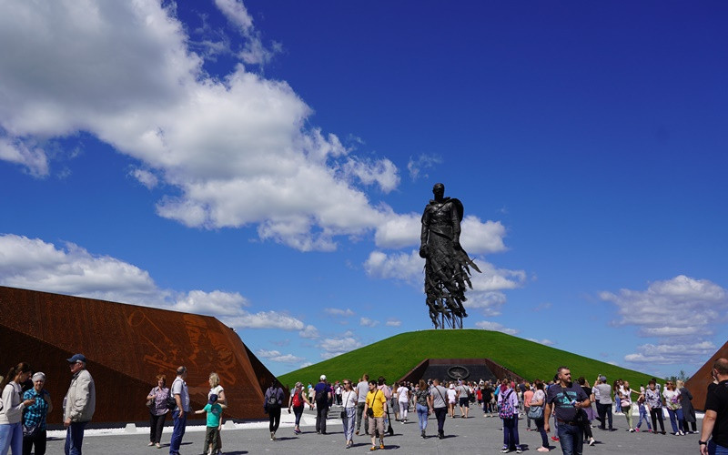 Người dân khắp nơi đổ về Rzhev, đặt hoa bên tượng đài Người lính Xô-viết. (Ảnh: QUẾ ANH)