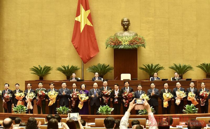 Tặng hoa chúc mừng các đồng chí vừa được Quốc hội tín nhiệm phê chuẩn bổ nhiệm. Ảnh: TRẦN HẢI