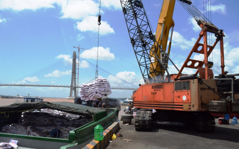 Bốc xếp hàng hóa ở Tân Cảng Cái Cui (Cần Thơ).