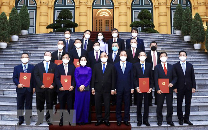 Chủ tịch nước Nguyễn Xuân Phúc với các Đại sứ, Trưởng cơ quan đại diện Việt Nam tại nước ngoài chuẩn bị lên đường nhận nhiệm vụ. (Ảnh:TTXVN) 