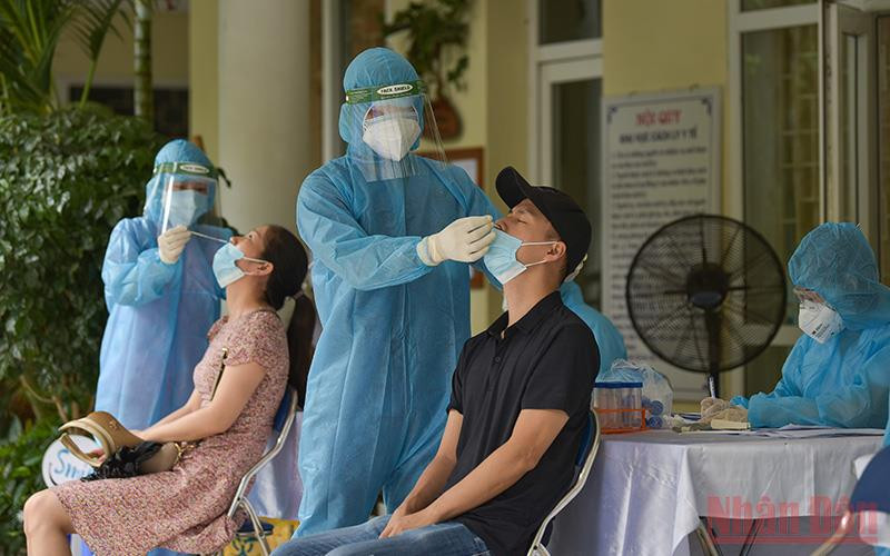 Xét nghiệm trên diện rộng tại quận Thanh Xuân. (Ảnh: DUY LINH)