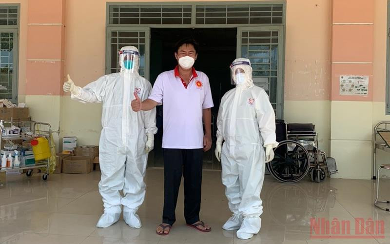 Ông Trần Văn Bé Hai chụp ảnh lưu niệm cùng đội ngũ y, bác sĩ trước khi xuất viện. 