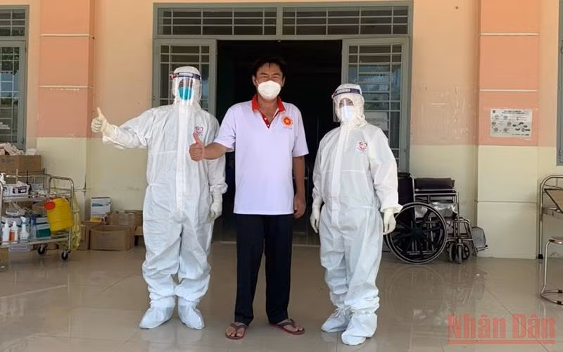 Ông Trần Văn Bé Hai chụp ảnh lưu niệm cùng đội ngũ y, bác sĩ trước khi xuất viện. 