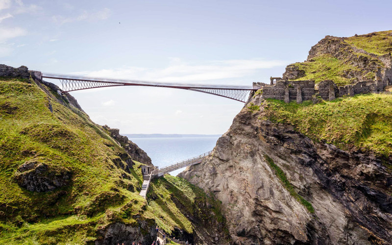 Lâu đài Tintagel, một pháo đài thời trung cổ nằm ở vùng Cornwall, đang chịu tác động nặng nề do Covid-19 (Ảnh: GUARDIAN)