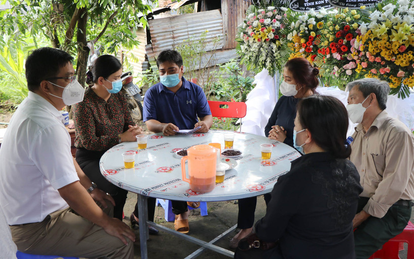 Đại diện UBND tỉnh Kon Tum viếng, thăm hỏi gia đình bác sĩ Y Bre.