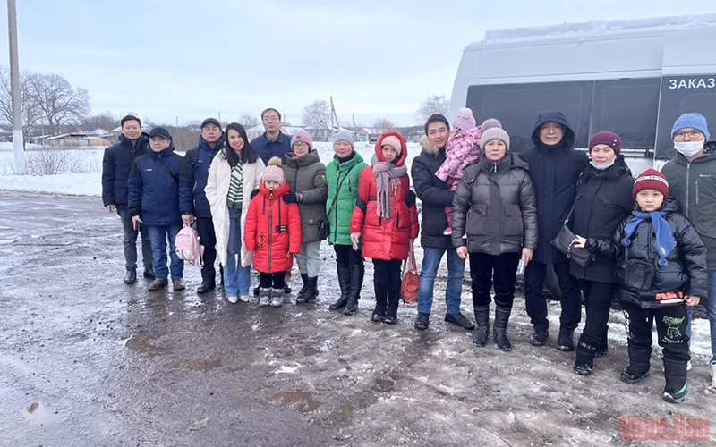 Đón đoàn tại cửa khẩu. (Ảnh: THANH THỂ)