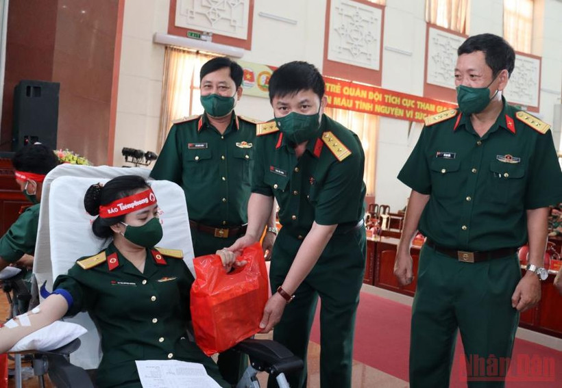 Thượng tá Trần Viết Năng tặng quà nữ quân nhân Trường Sĩ quan Lục quân 2 tham gia hiến máu tình nguyện.