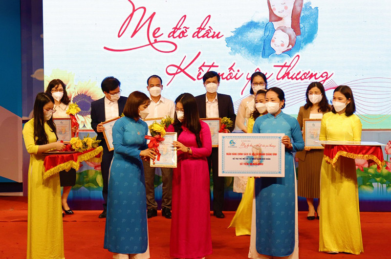 Các đơn vị trao ủng hộ chương trình để chia sẻ khó khăn với trẻ em mồ côi hoàn cảnh khó khăn.