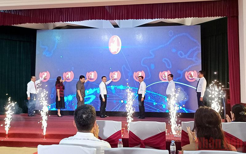 Các đại biểu ấn nút ra mắt giao diện mới Báo Nghệ An điện tử.