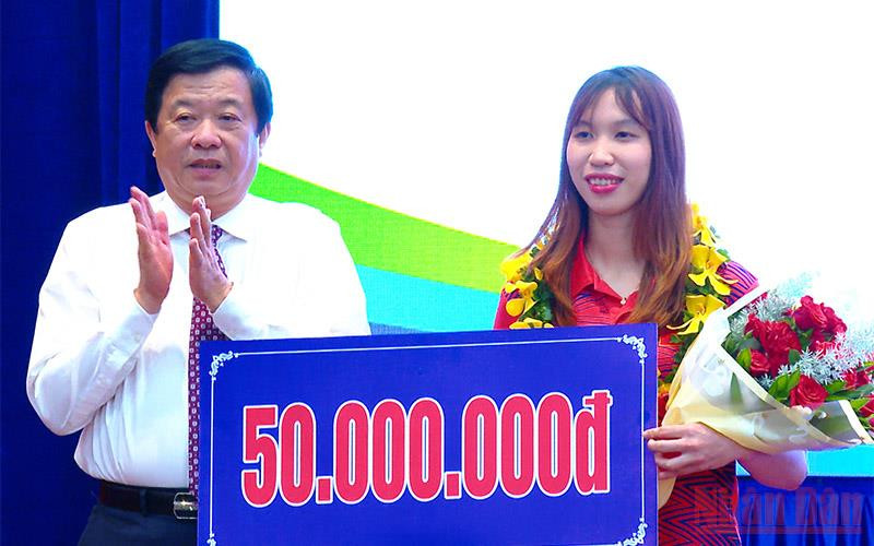 Bí thư Tỉnh ủy Vĩnh Long Bùi Văn Nghiêm trao thưởng cho vận động viên đạt Huy chương Vàng.
