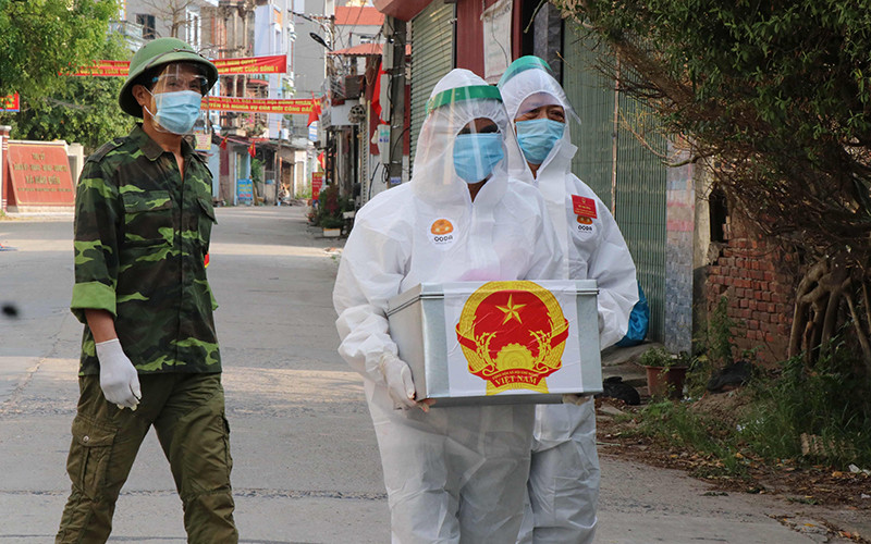 Các thành viên trong tổ bầu cử đã mang hòm phiếu phụ đến các hộ gia đình để các cử tri thực hiện quyền và nghĩa vụ công dân. 