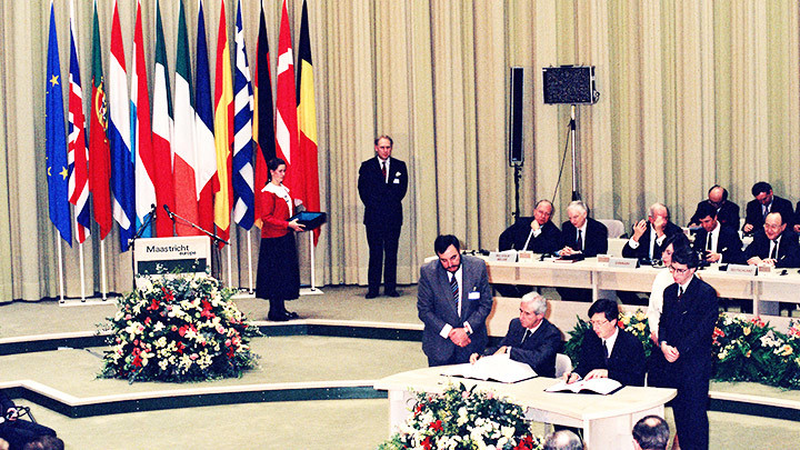 Lễ ký Hiệp ước Maastricht năm 1992. Ảnh: GETTY IMAGES 