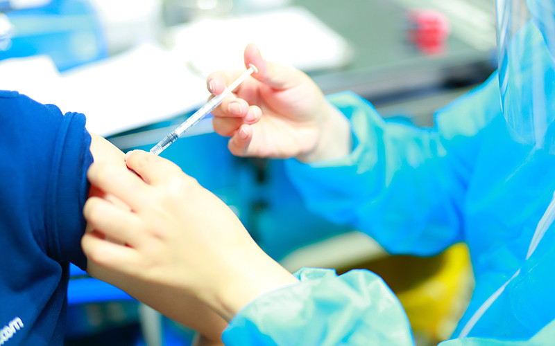 Nhiều địa phương đã và đang triển khai tiêm vaccine cho người dân để nhanh chóng kiểm soát dịch bệnh. Ảnh: Khánh Đoàn