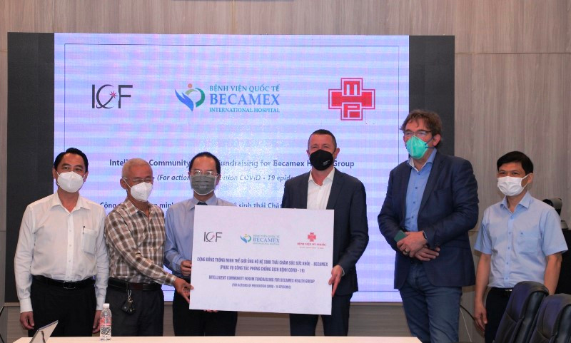 Cơ quan phát triển thành phố thông minh Eindhoven đại diện cho ICF trao tặng ủng hộ cho Hệ sinh thái Chăm sóc sức khỏe Becamex.