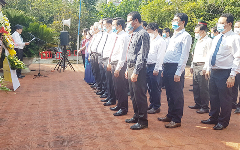 Lãnh đạo tỉnh Quảng Nam và huyện Tiên Phước dâng hương, tưởng nhớ cụ Huỳnh Thúc Kháng.