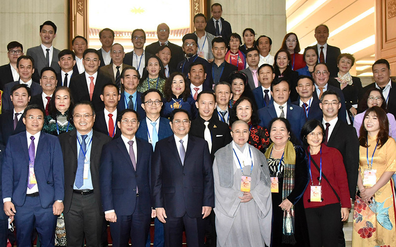 Thủ tướng Phạm Minh Chính cùng các đại biểu tham dự cuộc gặp mặt. (Ảnh: Trần Hải)