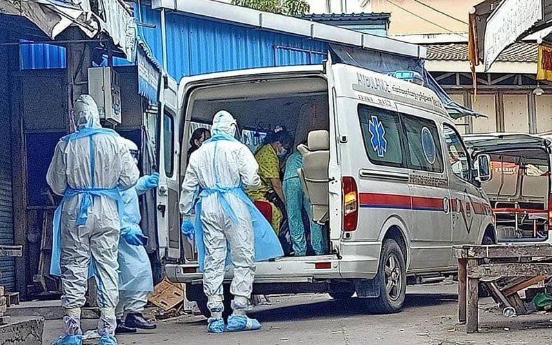 Xe cứu thương đưa bệnh nhân Covid-19 đi cách ly và điều trị tại quận Mean Chey, Phnom Penh.