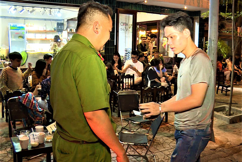 Lực lượng Công an đưa đối tượng Thiên Hào đến dựng lại hiện trường để điều tra, làm rõ vụ việc.