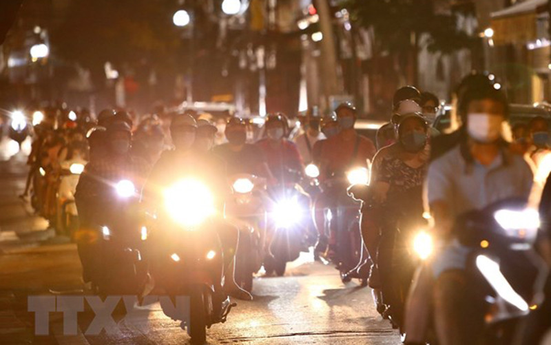 Ùn ùn đi chơi Trung thu trong khi dịch bệnh còn diễn biến phức tạp. Ảnh TTX.