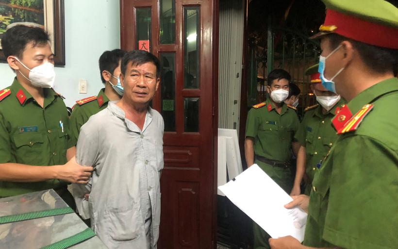 Ông Nguyễn Văn Tuấn áo trắng bị bắt tạm giam.