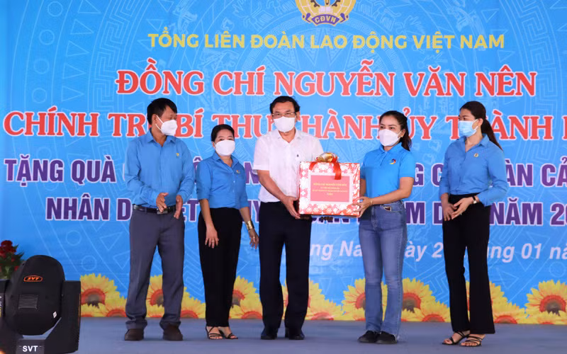 Đồng chí Nguyễn Văn Nên tặng quà cho Công đoàn Công ty TNHH Pouchen Việt Nam.