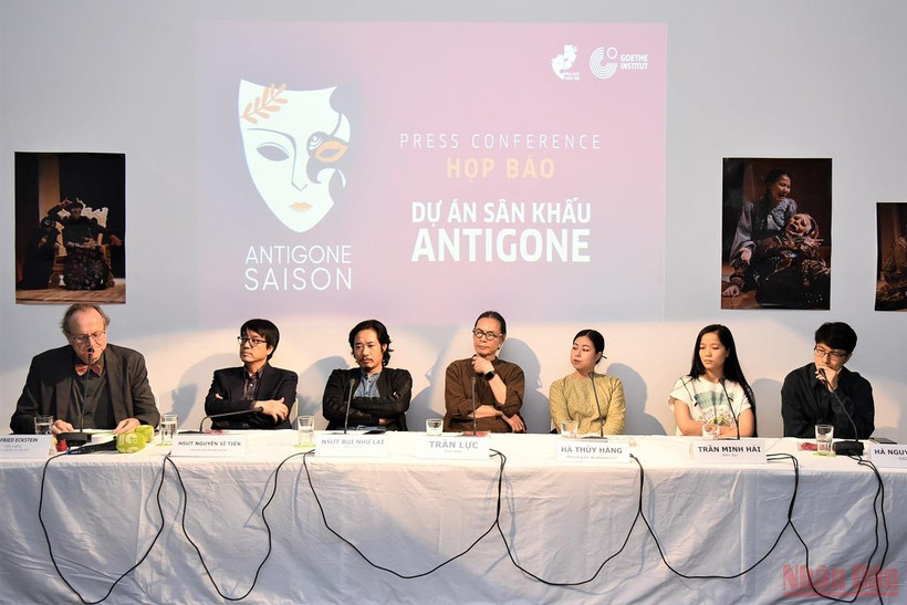 Buổi họp báo về dự án sân khấu "Antigone".