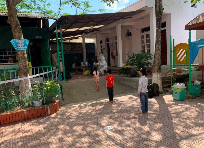 Học sinh trên địa bàn xã Si Pa Phìn chờ lấy mẫu xét nghiệm.